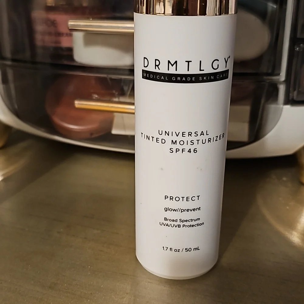 COPY - Universal Tinted moisturizer and Broad Spectrum SPF45 PROTECT defend/pr… - Picture 2 of 5